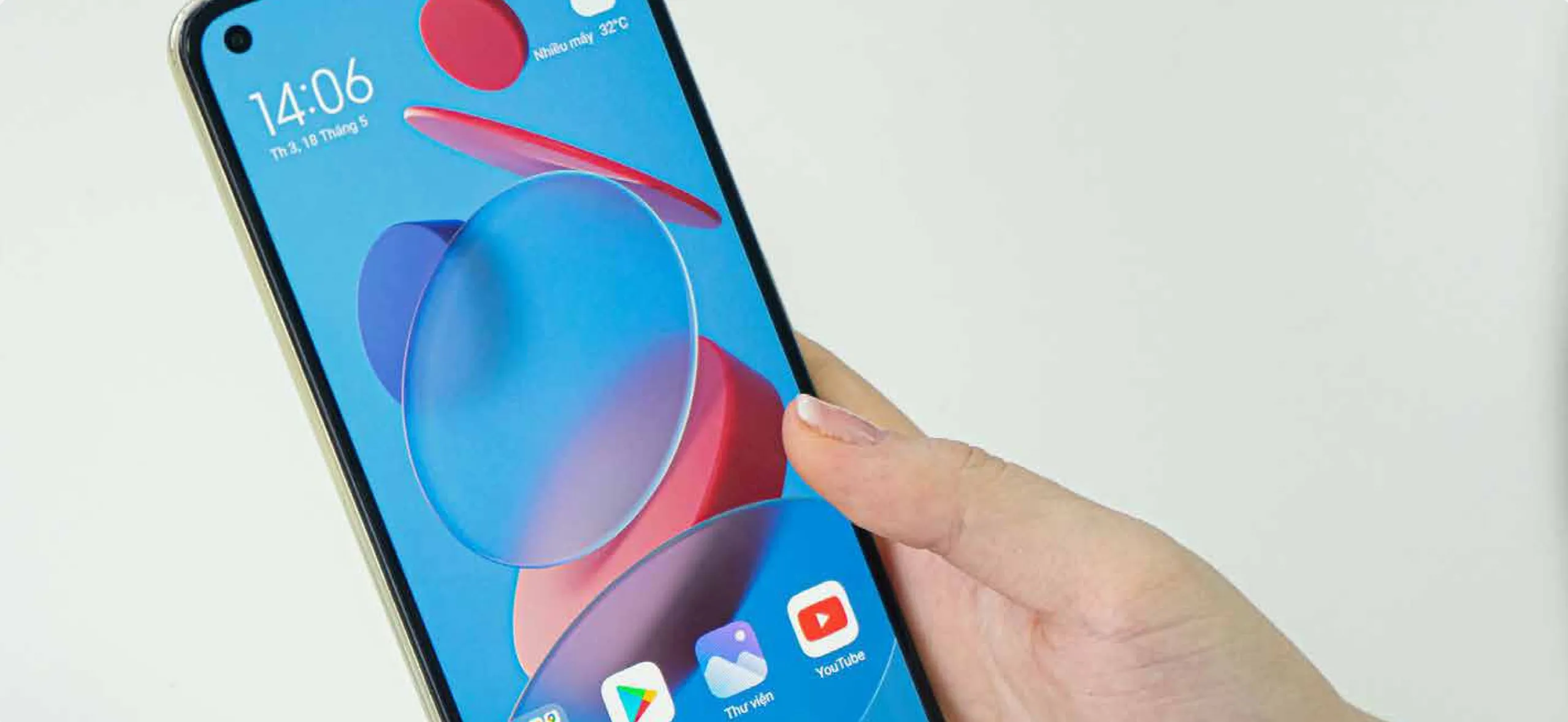 Mano sosteniendo un smartphone con pantalla encendida