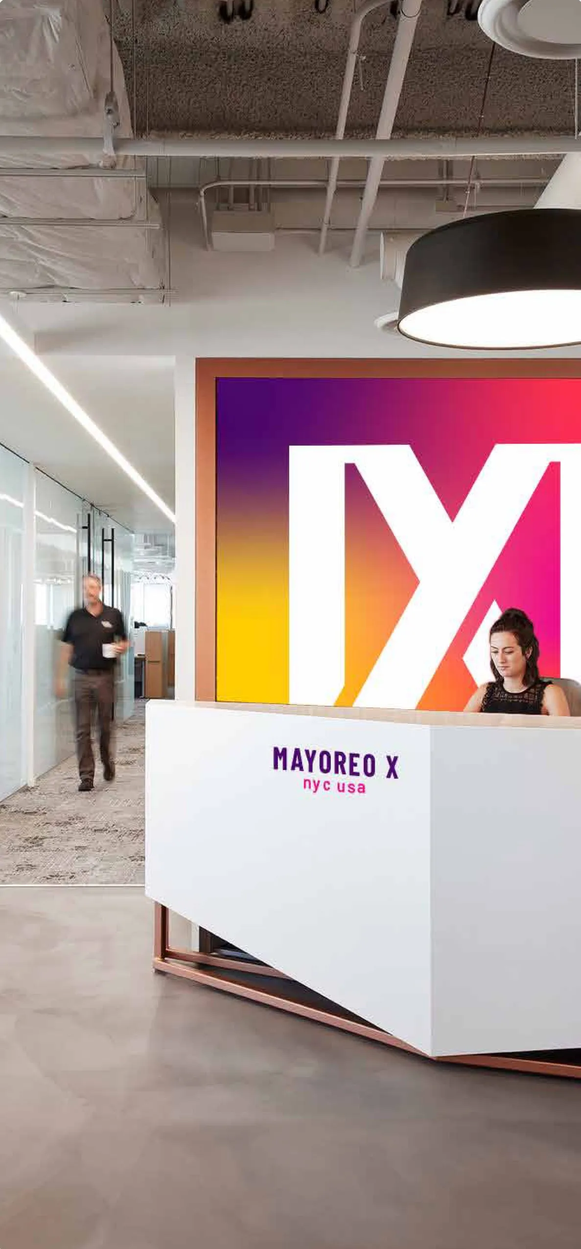 Recepción de la oficina de Mayoreo X con el logotipo en la pared